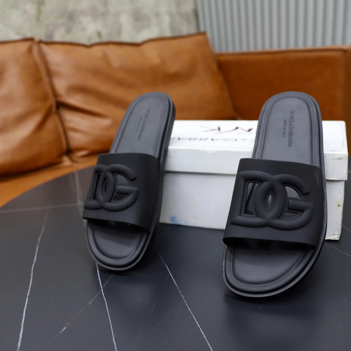 Ex-factory price: 340💰🙅‍♂️🙅‍♂️🙅‍♂️ Brand: DG Standard code: 38-44 (45 customized) Grade: Same as the official website Material: Original leather design Original lightweight wear-resistant molded outsole Style category: Men's fashion sandals Distinguished luxury brand elements Top luxury Color: Actual picture color